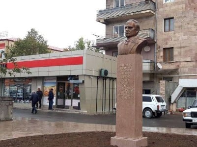 A Stepanakert, la capitale de l’Artsakh occupé, les Azerbaïdjanais ont enlevé le monument de l&rsquo;amiral arménien Isakov