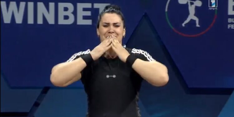 Les larmes de l’haltérophile Hripsime Khurshudyan (Arménie) qui a terminé sa carrière professionnelle avec une médaille de bronze aux championnats d’Europe