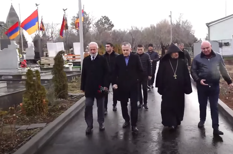 A l&rsquo;occasion du 36ème anniversaire du mouvement de l&rsquo;Artsakh, le Président de l&rsquo;Artsakh et plusieurs hauts responsables étaient au cimetière militaire des héros à Yerablur