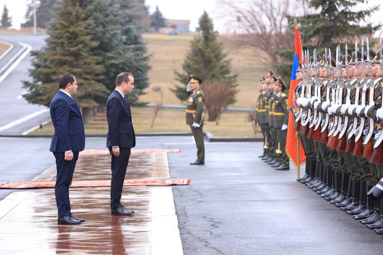 Les photos du ministre de la Défense Suren Papikyan recevant son homologue français