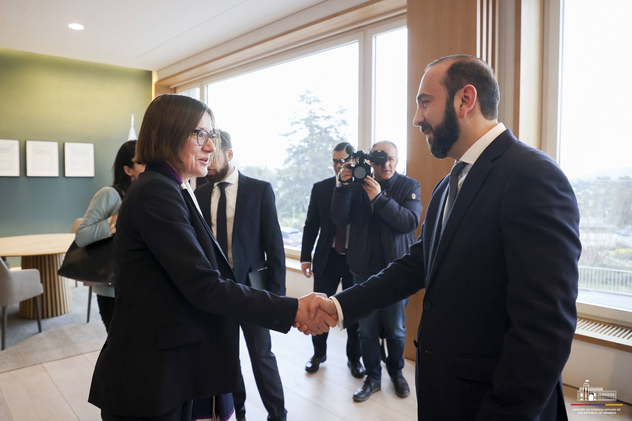 Le ministre des Affaires étrangères, M. Mirzoyan, et le président du CICR discutent des droits des personnes déplacées de force au Karabakh