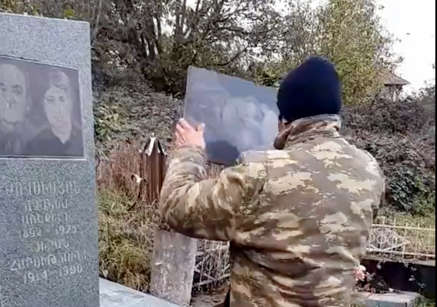 Des Azerbaïdjanais détruisant un autre cimetière arménien