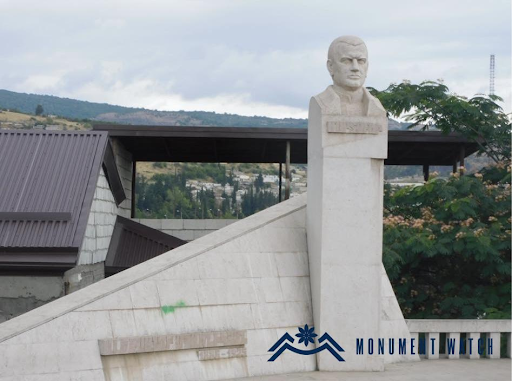 La statue d’Alexandre Myasnikian érigée dans la rue Martouni à Stepanakert a été détruite par les Azéris