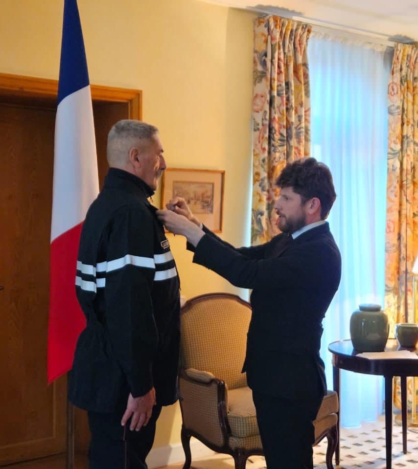 Le Lieutenant-colonel Bernard Jannin reçoit les insignes de Chevalier de l’Ordre national du Mérite pour son apport dans la coopération avec l’Arménie
