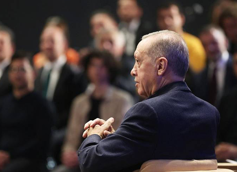 Erdogan essaie de « s’asseoir sur 2 chaises » en même temps.
