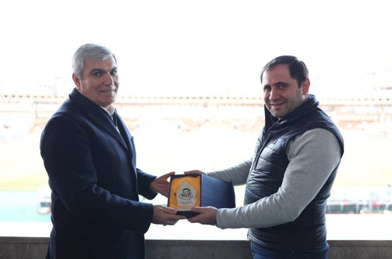 Suren Papikyan a participé à la cérémonie d’ouverture du tournoi de football interligues consacré au 65e anniversaire de Vazgen Sargsyan au stade Républicain d’Erévan