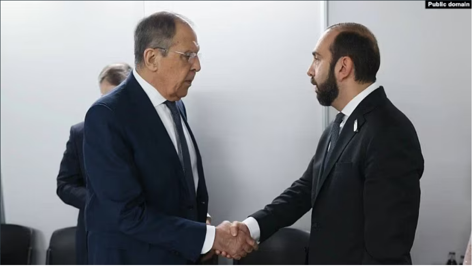 Les ministres des Affaires étrangères russe et arménien s&rsquo;entretiennent dans un contexte de tensions croissantes