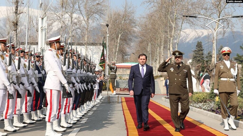 Le ministre arménien de la Défense en visite en Iran