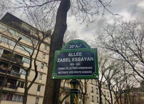 Coïncidence ou clin d&rsquo;œil de se trouver en cette #JourneeInternationaleDesDroitsDesFemmes  Allée « Zabel Essayan ».