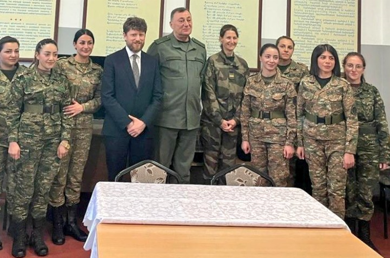 L&rsquo;ambassadeur de France en Arménie a échangé des idées avec les représentantes du bataillon des femmes