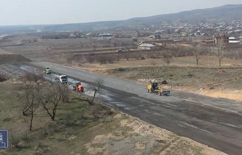 Sur l’autoroute Nord-Sud de l’Arménie, les travaux de construction sont actifs presque tout le long du tronçon Achtarak-Talin
