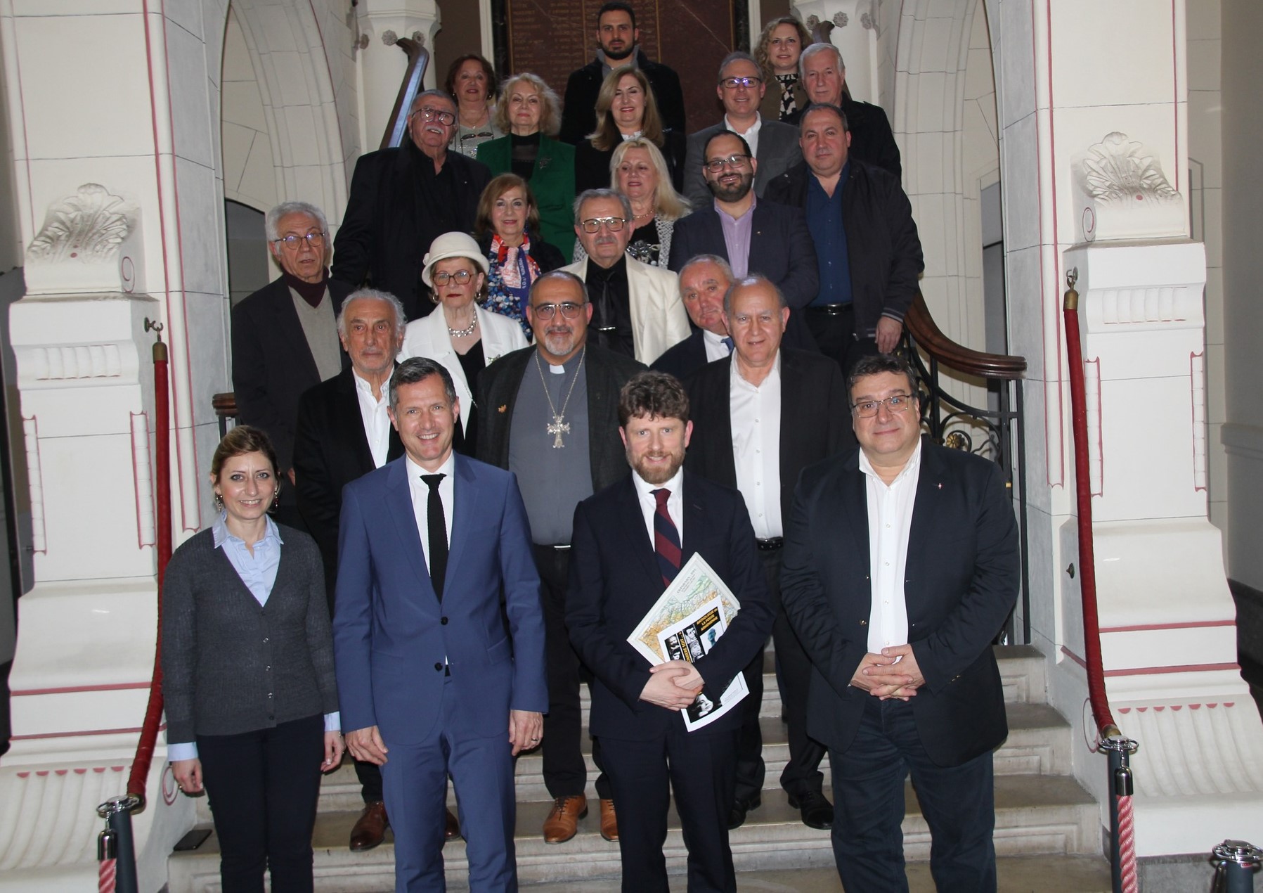 L’Ambassadeur de France en Arménie, Olivier Decottignies rencontre à Valence les responsables de la communauté arménienne