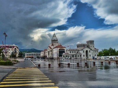 Aliev a rebaptisé la Place de la Renaissance de Stepanakert capitale de l’Artsakh occupé en Place de la Victoire