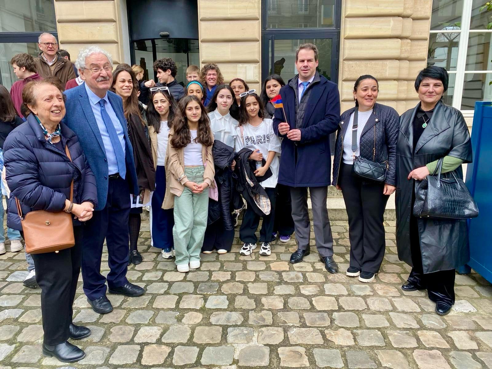 Issy les Moulineaux reçoit des élèves de Spitak