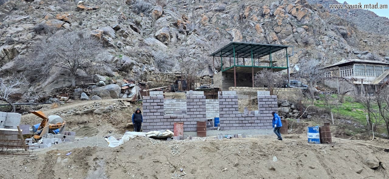 6 familles construisent une maison avec le soutien de l&rsquo;État à Nrnadzor un quartier de Meghri (Syunik)