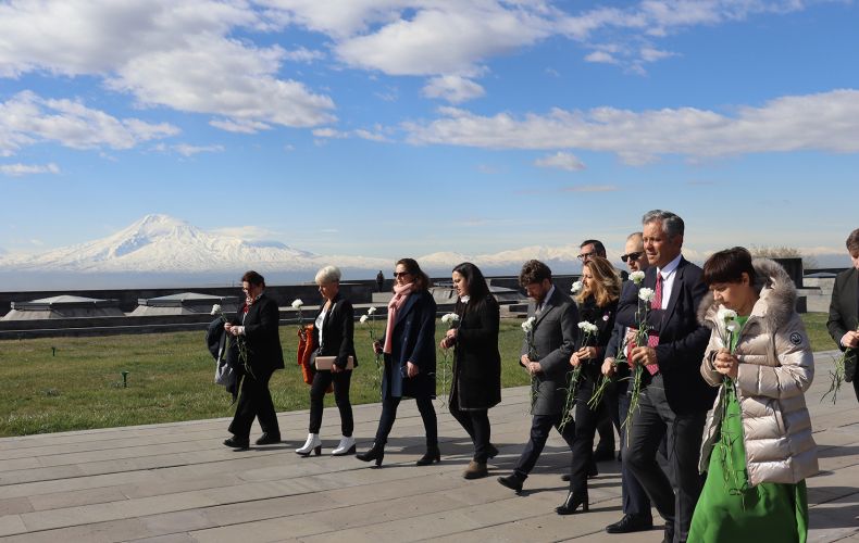 Le groupe d’amitié France-Arménie de l’Assemblée nationale française a visité le Mémorial du Génocide des Arméniens à Erévan