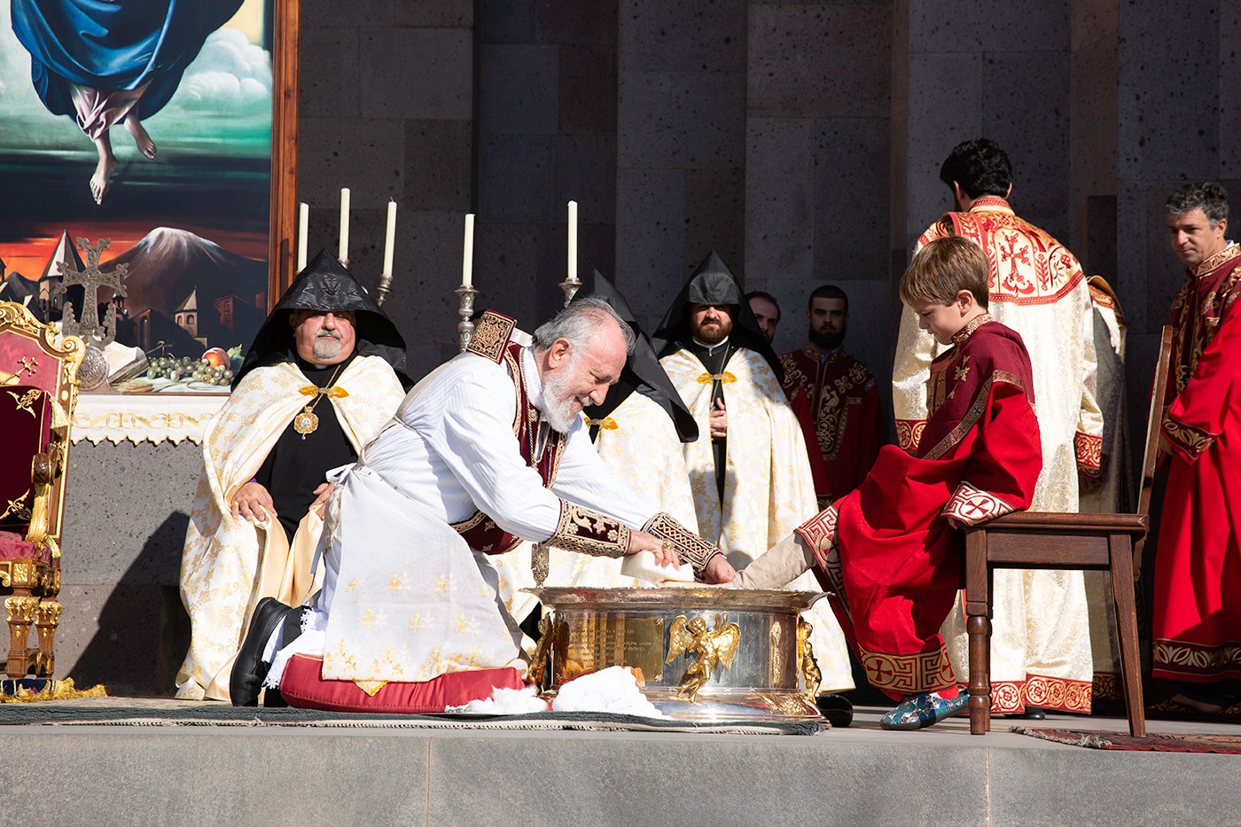 A Sainte-Etchmiadzine en ce Jeudi Saint, le Catholicos Karékine II a lavé les pieds de nombreux religieux et fidèles