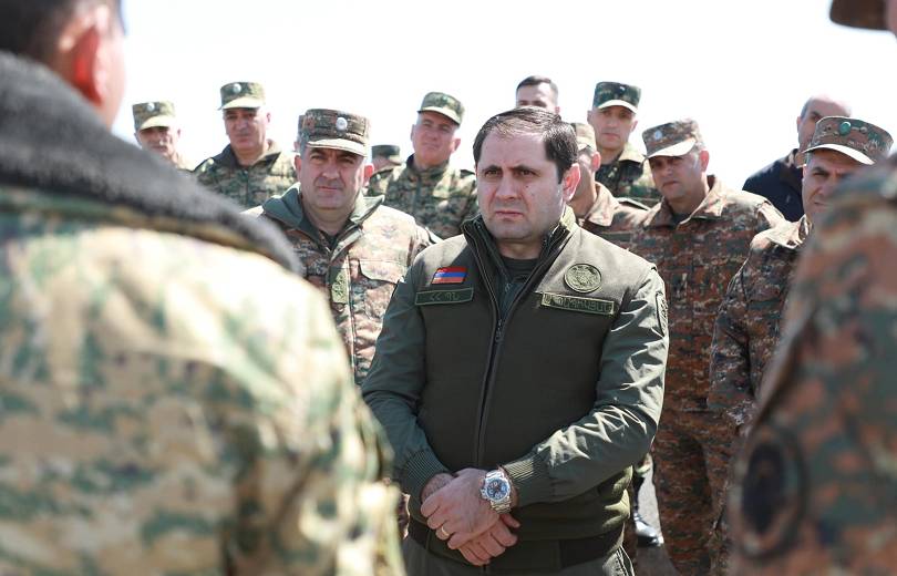 Suren Papikyan a participé à la démonstration d&rsquo;équipement militaire et a assisté aux tirs de combat