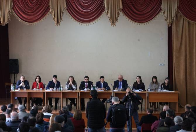 Les députés Arméniens et les membres du gouvernement ont rencontré dans la région d’Aragatsotn les personnes déplacées de force du Haut-Karabagh