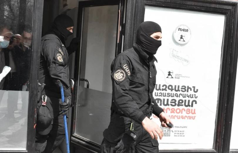 Des objets d&rsquo;importance militaire ont été découverts dans les maisons et bureaux des dirigeants du « Pôle National Démocratique »