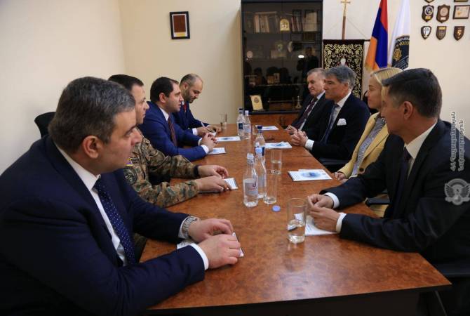 Le ministre arménien de la Défense et Sarkis Izmirlian le fils du philanthrope Dikran Izmirlian ont discuté des questions liées à la coopération