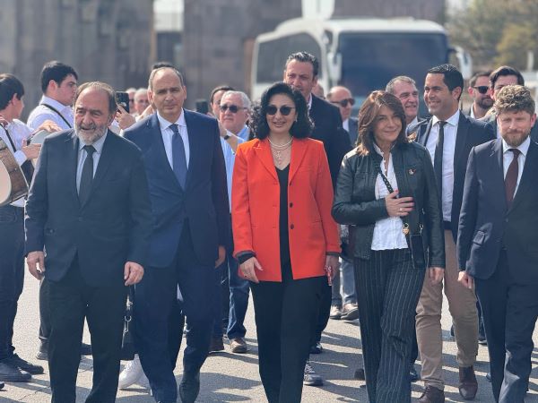 Etchmiadzine en liesse pour accueillir Martine Vassal à l’occasion du 30e anniversaire du Centre bucco-dentaire d’Altitudes 5 165