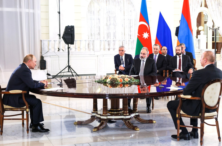 Nous appelons Erevan et Bakou à réduire leurs discours belliqueux, les problèmes doivent être résolus dans le cadre des accords Poutine-Pachinian-Aliev affirme Moscou