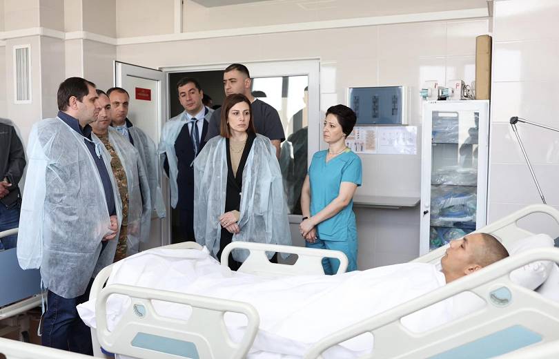 Suren Papikyan et Anahit Avanesyan ont visité l&rsquo;hôpital militaire pour s’entretenir avec les soldats Arméniens blessé dans l’accident d’hier