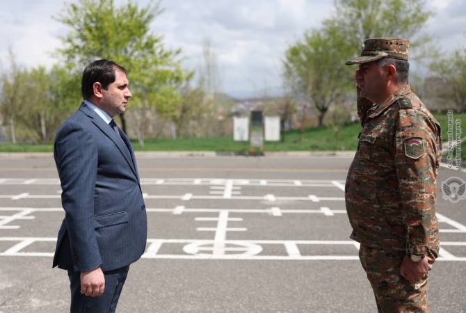 Suren Papikyan a suivi le processus de certification des officiers supérieurs des forces armées d’Arménie
