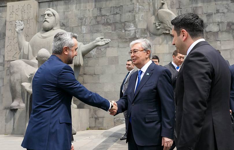 Le Président du Kazakhstan a offert au Matenadaran d’Erévan l&rsquo;une des sculptures d&rsquo;Eduard Ghazaryan, natif d’Alma-Ata