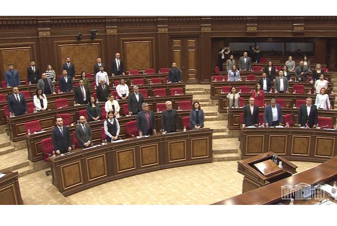 L’Assemblée nationale d’Arménie observe une minute de silence à la mémoire des victimes de toutes les victimes des génocides dans le monde