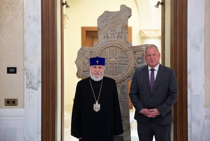 Le Catholicos Karékine II a reçu à Sainte-Étchmiadzine le chef de la mission d&rsquo;observation de l&rsquo;UE en Arménie