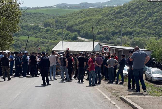 Les habitants de Kirants (Tavush) bloquent encore la route ce matin : Selon les cartes publiées hier, la route alternative passera par l&rsquo;église et l&rsquo;école du village