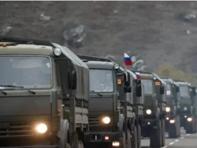 Le convoi des soldats de la paix russes s&rsquo;est déplacé du Haut-Karabakh vers l&rsquo;Arménie