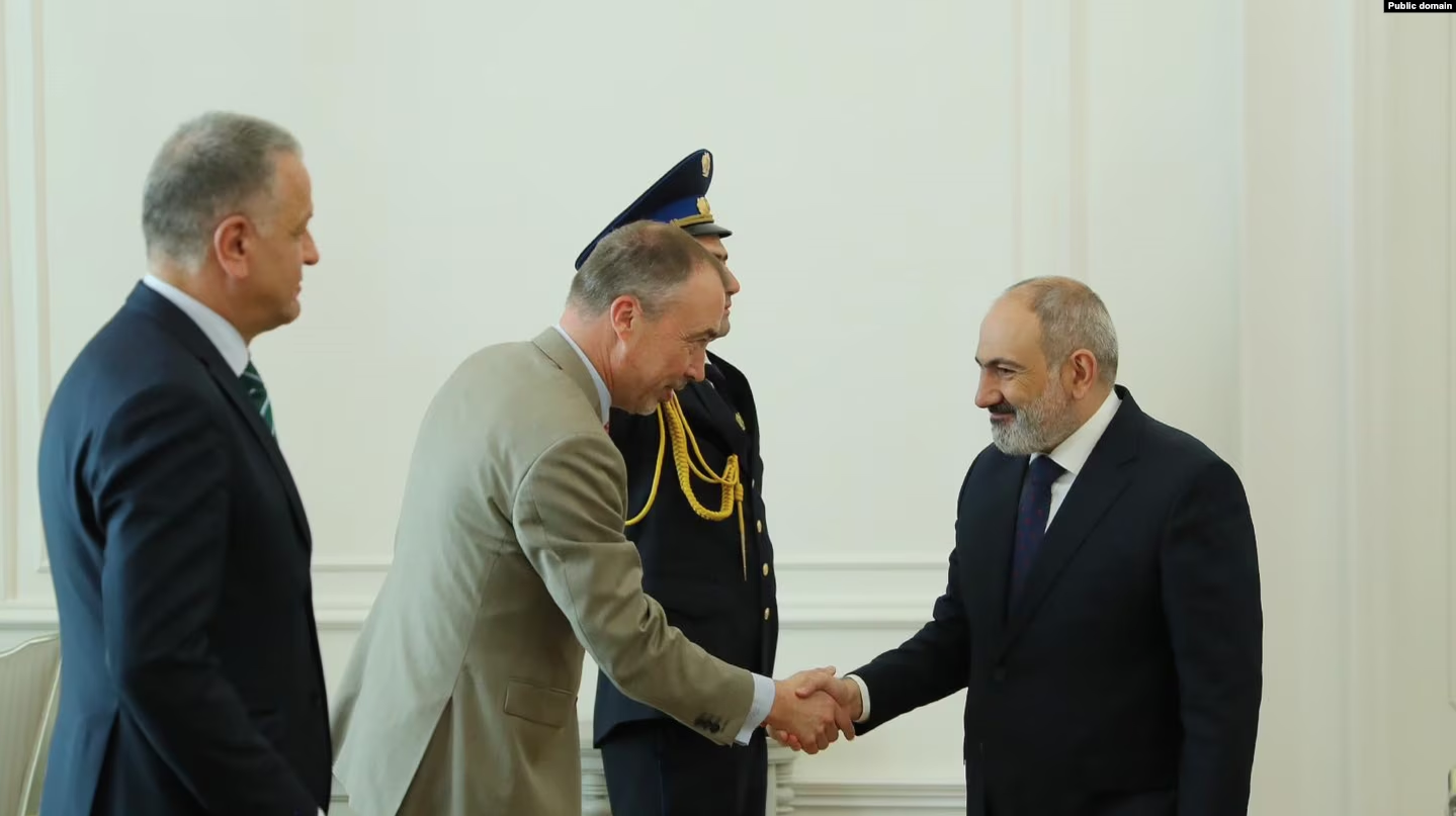 Des envoyés occidentaux discutent de l&rsquo;accord frontalier entre l&rsquo;Arménie et l&rsquo;Azerbaïdjan à Erevan