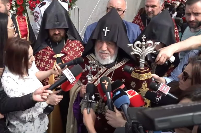 Le Catholicos Karékine II d’Etchmiadzine au mémorial du Génocide des Arméniens a appelé le peuple arménien à la solidarité et à l&rsquo;unité