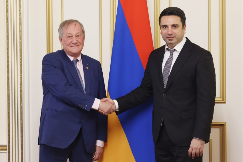 Alen Simonyan et le chef du groupe d&rsquo;amitié France-Arménie discutent du processus de libéralisation des visas entre l&rsquo;Arménie et l&rsquo;UE