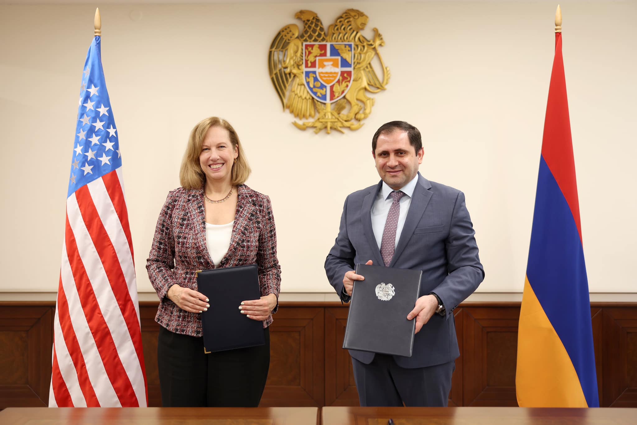 Les États-Unis sont prêts à continuer de soutenir les réformes de la défense de l’Arménie affirme Kristina Kvien à Suren Papikyan