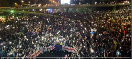Des dizaines de milliers de manifestants de nouveau dans la rue contre une loi controversée