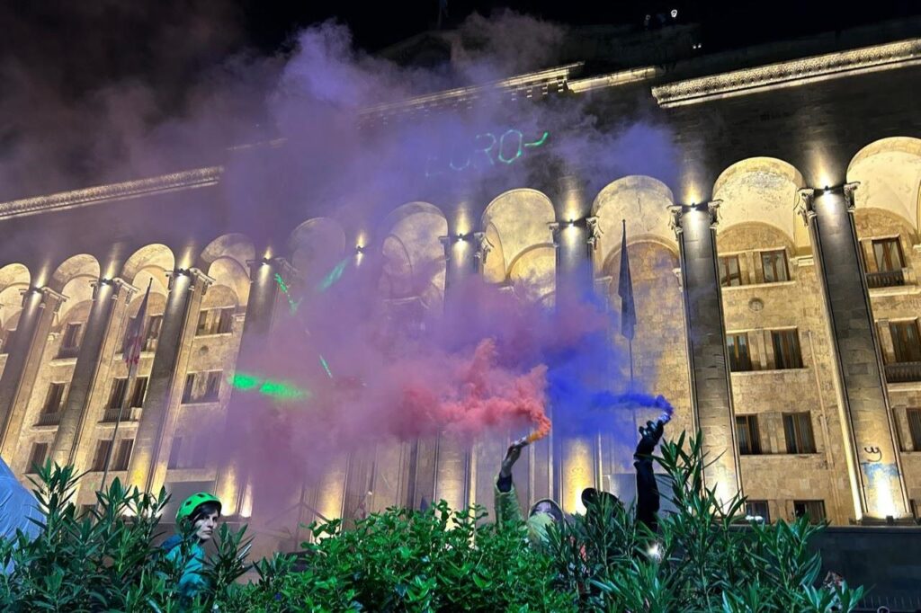 A nouveau, plusieurs milliers de manifestants contre la loi sur l' »influence étrangère »