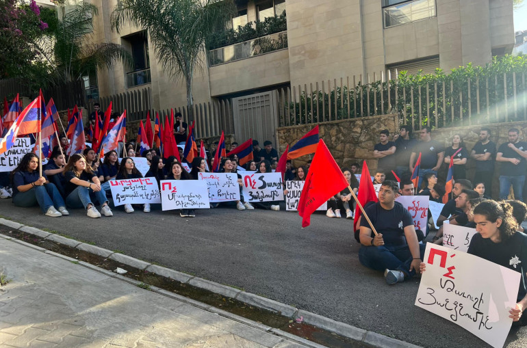 Des manifestants Arméniens dénoncent devant l’ambassade d’Arménie au Liban la politique de cessions territoriales de Pachinian