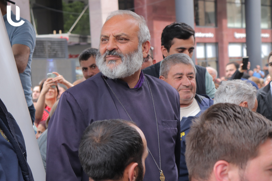 « Ils se sont assis avec ces gens, ils ont partagé du pain et du sel, qui sait, ils ont bu des litres de vodka, de la vodka aux mûres d&rsquo;Artsakh »
