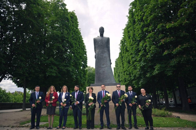La délégation d&rsquo;Erevan a visité l&rsquo;Esplanade d&rsquo;Arménie pour déposer des fleurs au monument du père Komitas