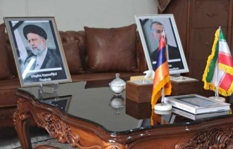 Le drapeau du Consulat d’Iran est en berne à Kapan dans la région de Syunik (Arménie) où des citoyens arméniens déposent des fleurs