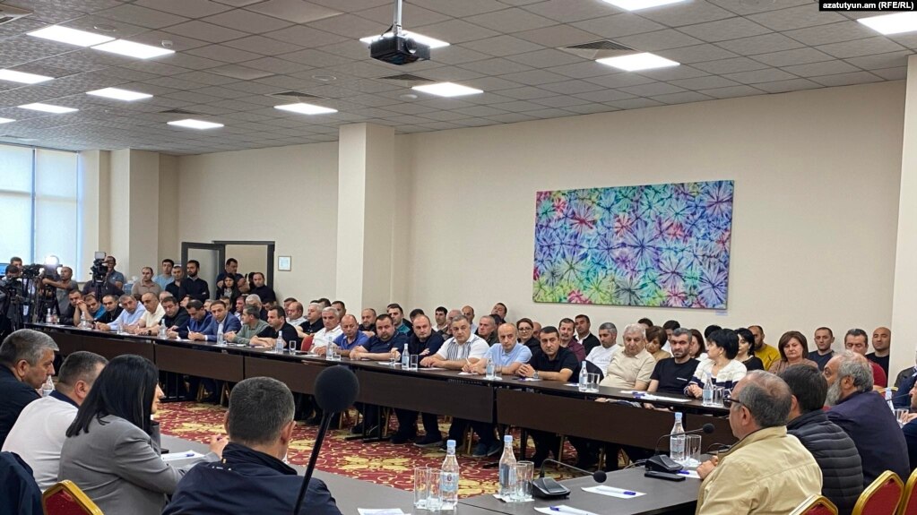 L&rsquo;archevêque Bagrat Galstanian rencontre les Arméniens du Karabakh