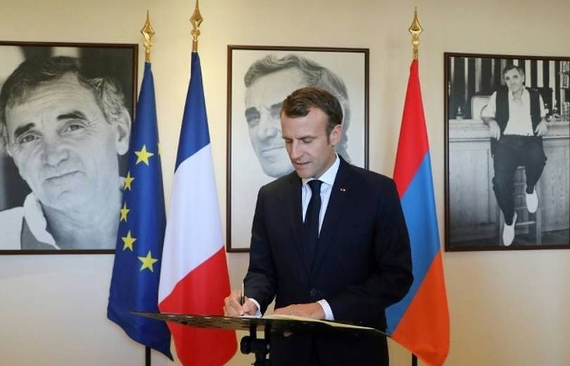 Emmanuel Macron : Hier encore, Charles Aznavour était avec nous et chantait nos espoirs et nos rêves