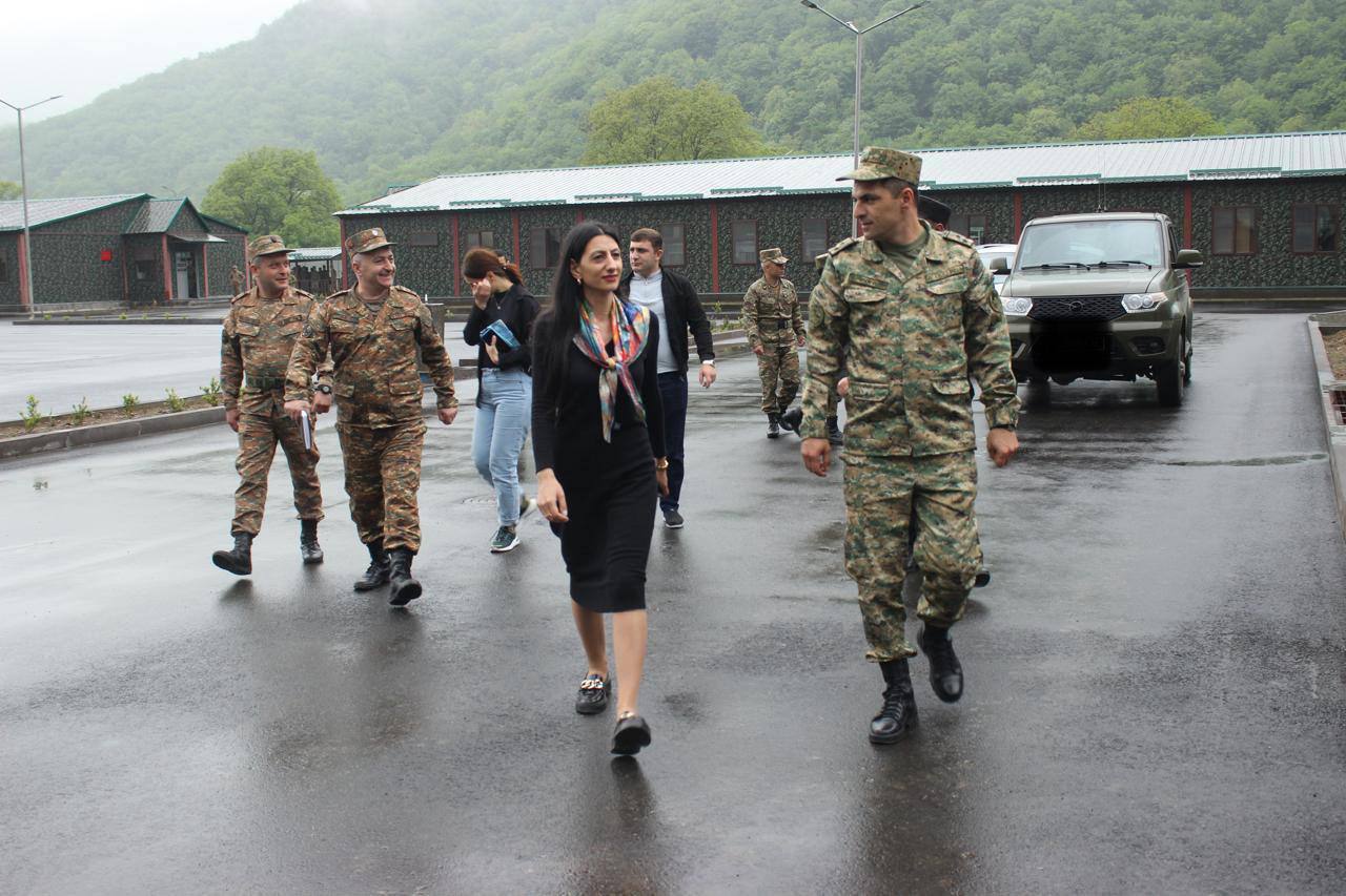 Le défenseur des Droits humains en Arménie a visité les unités militaires de Syunik au sud de l’Arménie