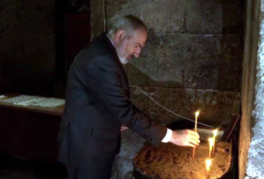 Nikol Pachinian visite l&rsquo;église de la Sainte Mère de Dieu à Voskepar