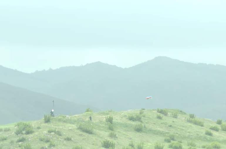 Dans la matinée, un drapeau azerbaïdjanais a été placé sur la colline près de Kirants affirme le maire du village arménien