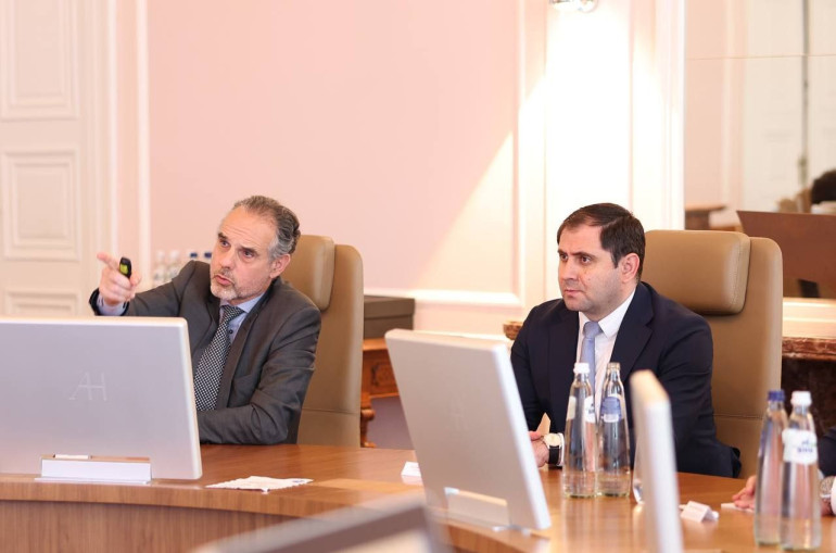 Le ministre arménien de la Défense a visité le bureau central d&rsquo;une entreprise de fabrication d&rsquo;équipement militaire en Belgique